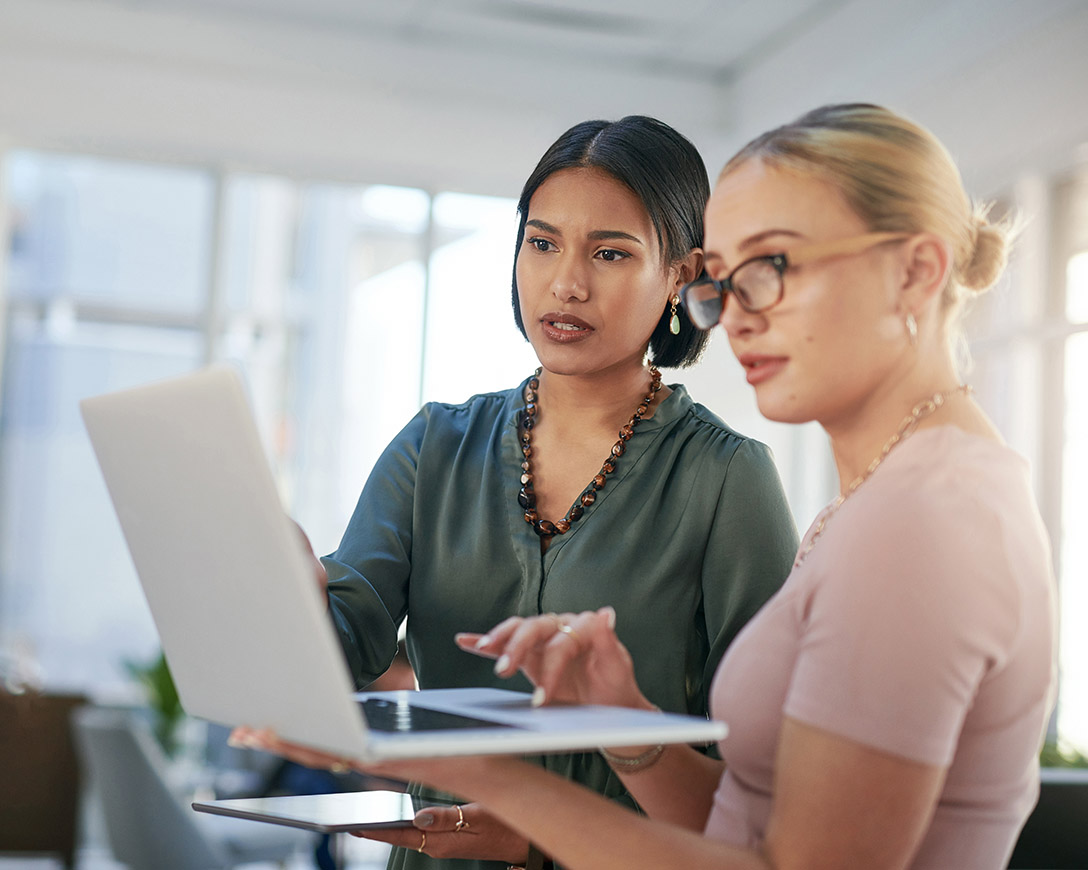 Backup &ndash;&nbsp;Two colleagues are focused on a laptop in a modern office